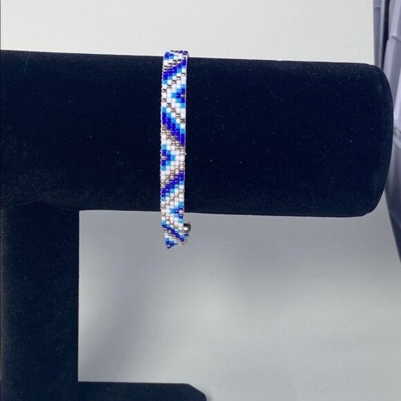 Traditional Native American Indian Style Glass Seed Bead Blue & Silver Bracelet - Picture 13 of 13